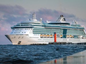 Imagen del lujoso Crucero Serenade navegando por el mar Caribe