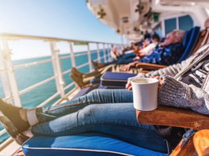 Imagen del crucero Serenade navegando en el océano con un atardecer de fondo