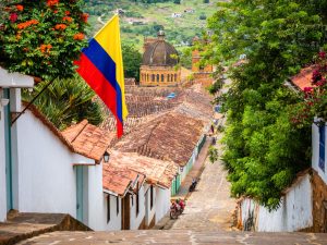 Paisaje del Eje Cafetero en Colombia con plantaciones de café y montañas de fondo