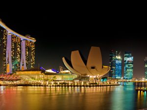 Vista panorámica de Singapur combinando naturaleza y arquitectura moderna