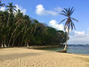 Hermosa vista de Isla Monos en Panamá rodeada de naturaleza exuberante