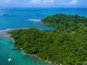 Vista panorámica de Portobelo con paisajes naturales y mar Caribe