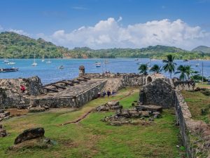 Vista panorámica de Portobelo en Panamá con aguas cristalinas y naturaleza exuberante