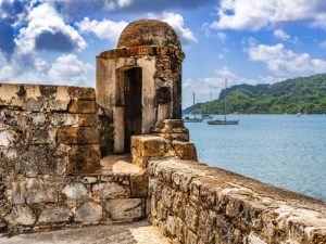 Vista panorámica de Portobelo, un destino con exuberante naturaleza y riqueza cultural