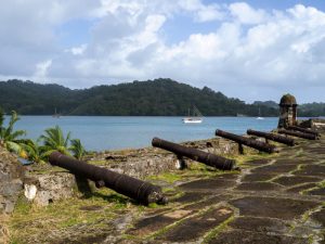 Vista panorámica de Portobelo con sus playas tropicales y rica herencia cultural