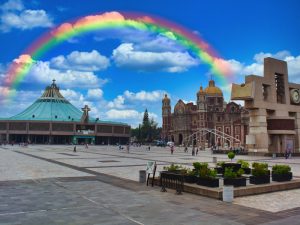 Vista panorámica de un vibrante parque de diversiones al atardecer, repleto de luces brillantes y atracciones emocionantes