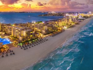 Playa tropical en Cancún con aguas cristalinas y palmeras